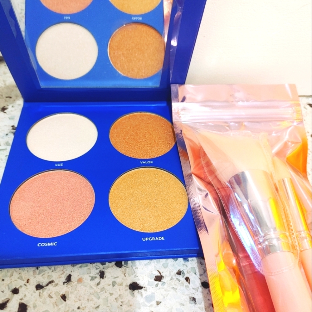 Tresluce Beauty Lucete Glow Highlighter Palette & MOTD Fit Right Face Brush Set